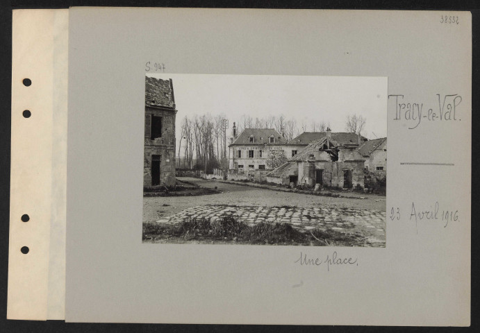 Tracy-le-Val. Une place