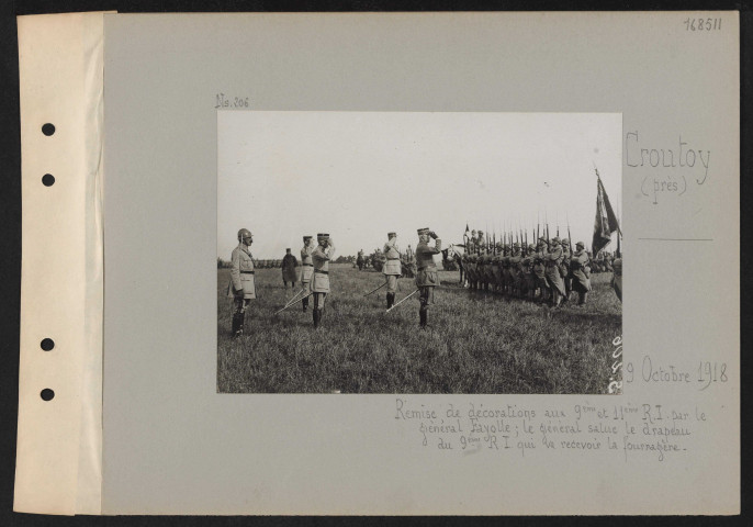 Croutoy (près). Remise de décorations aux 9e été 11e RI par le général Fayolle ; le général salue le drapeau du 11e RI, qui va recevoir la fourragère