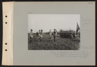 Croutoy (près). Remise de décorations aux 9e été 11e RI par le général Fayolle ; le général salue le drapeau du 11e RI, qui va recevoir la fourragère