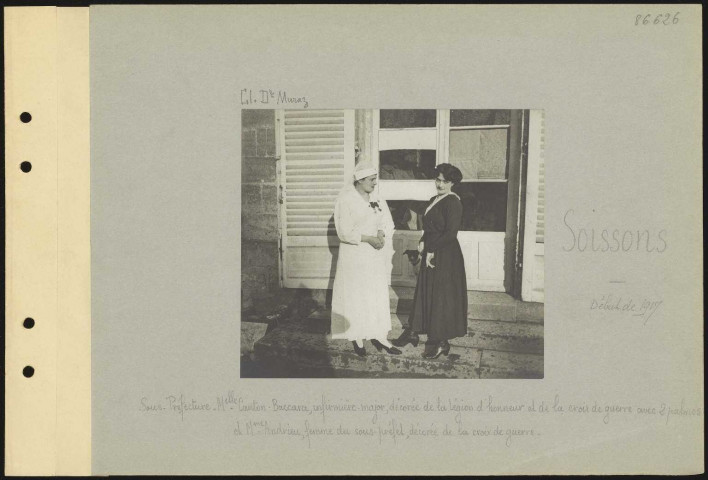 Soissons. Sous-préfecture. Mademoiselle Baccara, infirmière-major, décorée de la Légion d'honneur et de la croix de guerre avec deux palmes et madame Andrieu, femme du sous-préfet, décorée de la croix de guerre