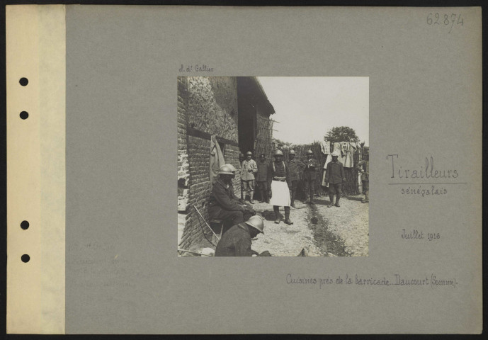 Daucourt (Somme). Tirailleurs sénégalais. Cuisines près de la barricade