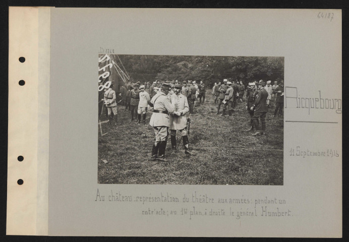 Ricquebourg. Au château : représentation du théâtre aux armées : pendant un entr'acte