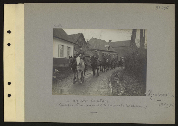 Hernicourt. Un coin du village. Spahis tunisiens revenant de la promenade des chevaux