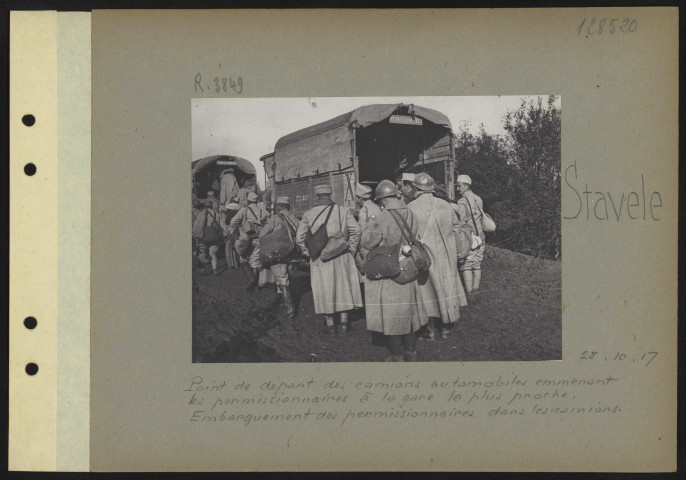 Stavele. Point de départ des camions-automobiles emmenant les permissionnaires à la gare la plus proche. Embarquement des permissionnaires dans les camions