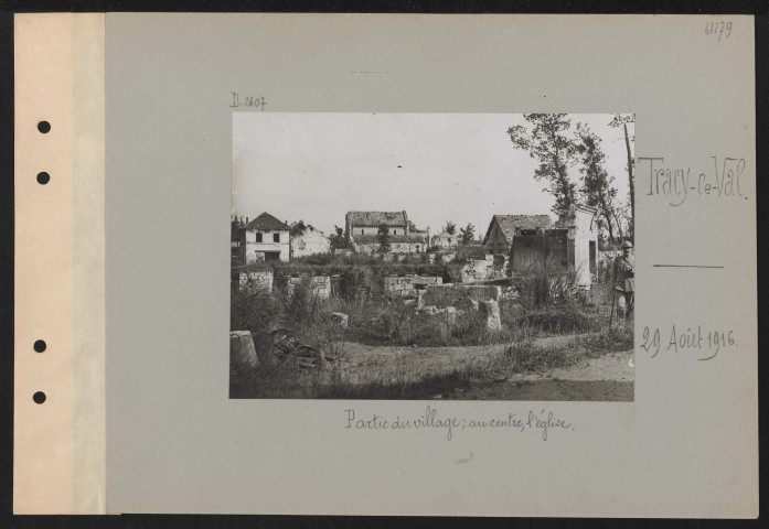 Tracy-le-Val. Partie du village ; au centre, l'église