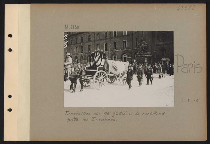 Paris. Funérailles du général Galliéni. Le corbillard quitte les Invalides