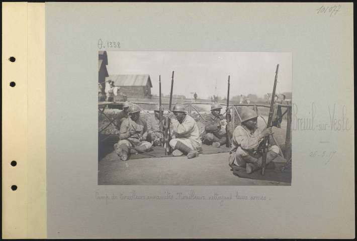 Breuil-sur-Vesle. Camp de tirailleurs annamites. Tirailleurs nettoyant leurs armes