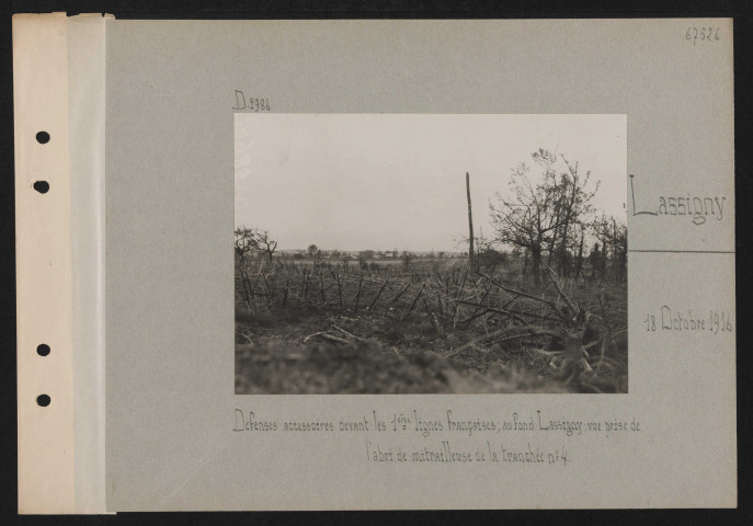 Lassigny. Défenses accessoires devant les premières lignes françaises ; au fond Lassigny ; vue prise de l'abri de mitrailleuse de la tranchée numéro 4