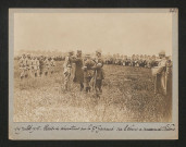 Remise de décorations par le général Gouraud sur les champs de manœuvres de Châlons