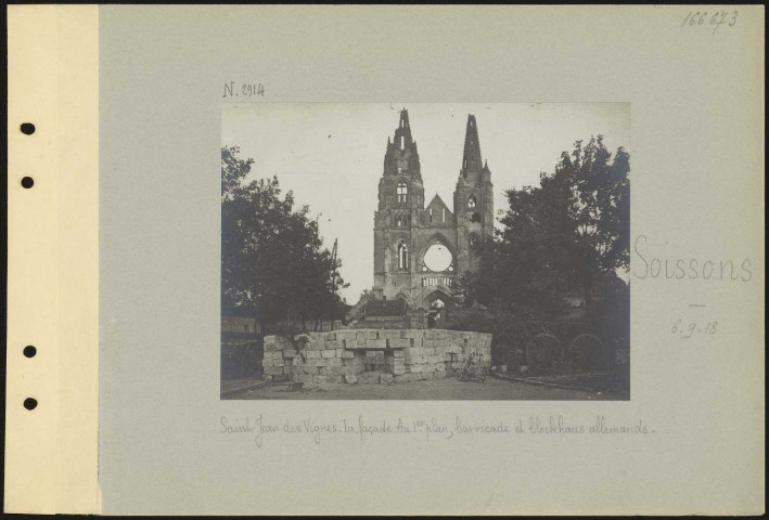 Soissons. Saint-Jean-des-Vignes. La façade. Au premier plan, barricade et blockhaus allemands