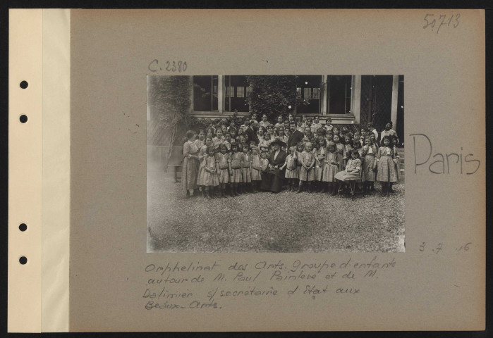 Paris. Orphelinat des arts. Groupe d'enfants autour de M. Paul Painlevé et de M. Dalimier sous-secrétaire d'État aux Beaux-Arts