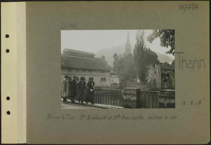 Thann. Pont sur la Thur. Miss Pankhurst et mademoiselle Anna Léortin visitent la ville