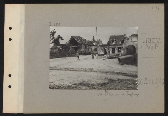 Tracy-le-Mont. La place et la fontaine