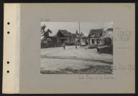 Tracy-le-Mont. La place et la fontaine