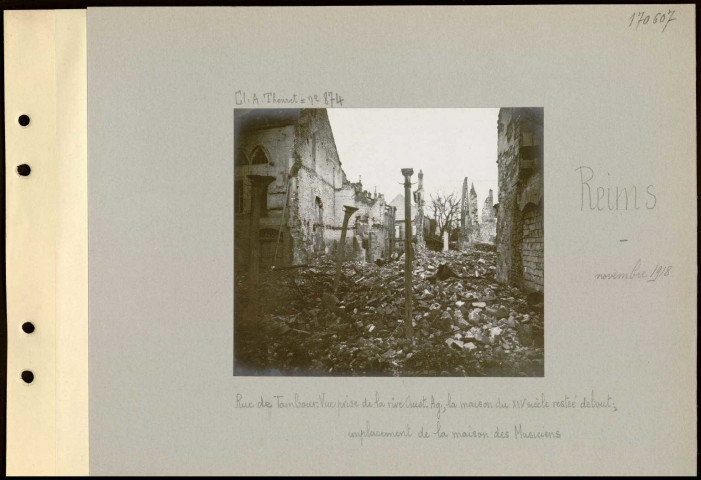 Reims. Rue de Tambour. Vue prise de la rive ouest. A gauche, la maison du XIVe siècle restée debout ; emplacement de la Maison des musiciens