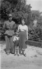 Alejandro Bea, commissaire politique espagnol de la compagnie sanitaire de la XIIIe (nouvelle) Brigade Internationale avec sa femme et son fils en juillet 1938 à Mataró. au premier plan tenant l'enfant, Gabriel Ersler