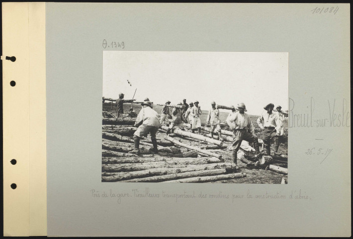 Breuil-sur-Vesle. Près de la gare. Tirailleurs annamites transportant des rondins pour la construction d'abris