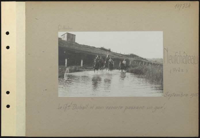 Neufchâteau (près). Le général Dubail et son escorte passant un gué
