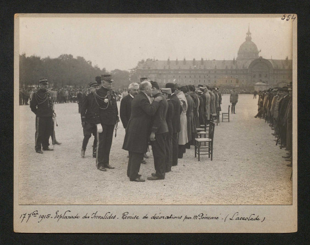Esplanade des Invalides. Remise de décorations par monsieur Poincaré (l'accolade)