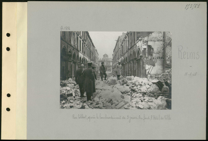 Reims. Rue Colbert, après le bombardement de trois jours. Au fond, l'hôtel de ville