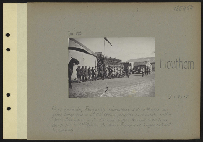 Houthem. Camp d'aviation. Remise de décorations à des officiers du génie belge par le lieutenant-colonel Génie, chef de la mission militaire française près l'armée belge. Pendant la visite du camp par le colonel Génie. Aviateurs français et belges saluant le colonel