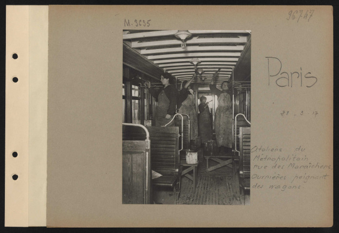 Paris. Ateliers du Métropolitain rue des Maraîchers. Ouvrières peignant des wagons