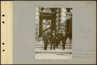 Reims. Hôtel de ville. Cour d'honneur. Au premier plan, docteur Langlet, maire ; messieurs Houlon et Lelarge, conseillers municipaux