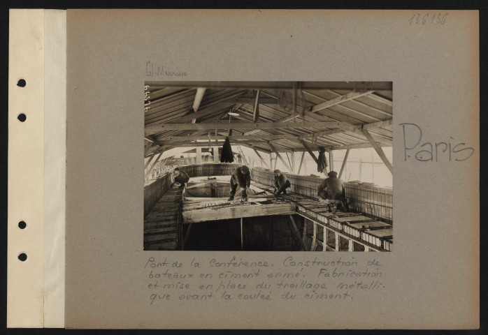 Paris. Port de la conférence. Construction de bateaux en ciment armé. Fabrication et mise en place du treillage métallique avant la coulée du ciment