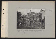 Thiescourt. Maison dite "Le château", protégée par des troncs d'arbre contre le bombardement ; ex-logement d'un colonel allemand : vue de la cour