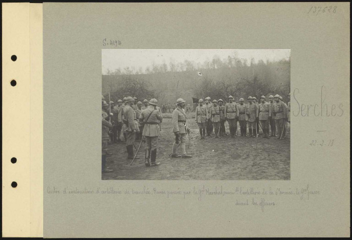 Serches. Centre d'instruction d'artillerie de tranchée. Revue passée par le général Marchal, commandant l'artillerie de la sixième armée. Le général passe devant les officiers