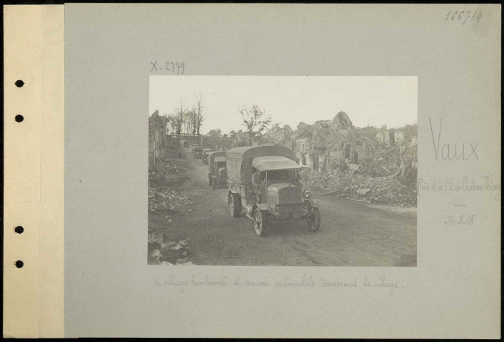 Vaux (près et à l'ouest de Château-Thierry). Le village bombardé et convoi automobile traversant le village