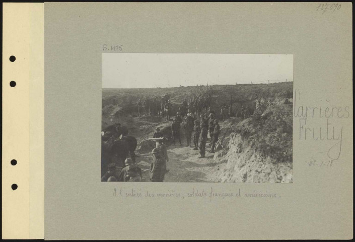 Carrières Fruty. À l'entrée des carrières ; soldats français et américains