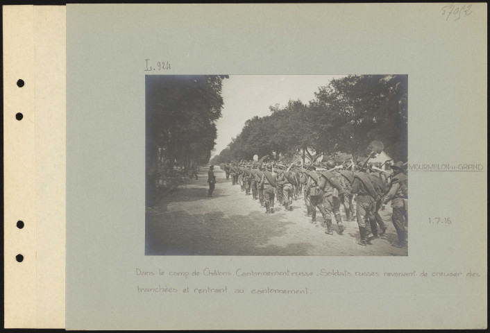 Mourmelon-le-Grand. Dans le camp de Châlons. Cantonnement russe. Soldats russes revenant de creuser des tranchées et rentrant au cantonnement