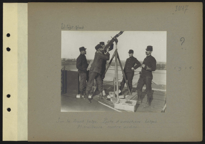 S.l. Sur le front belge. Poste d'aérostiers belges. Mitrailleuse contre avions