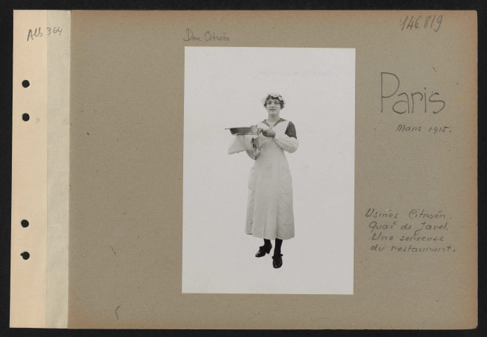 Paris. Usines Citroën. Quai de Javel. Une serveuse du restaurant