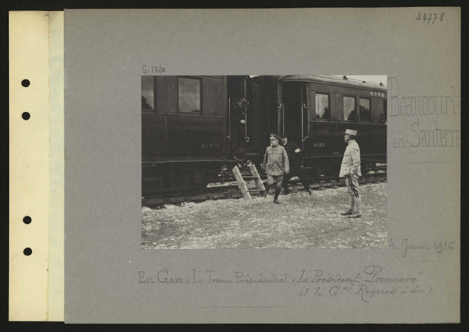 Beaucourt-en-Santerre. En gare : le train présidentiel : le président Poincaré et le général Roques (à droite)