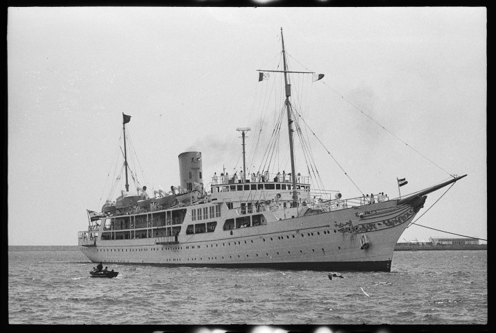 Arrivée de Nasser à Alger sur son bateau qui avec Ben Bella salue la foule et défile dans les rue