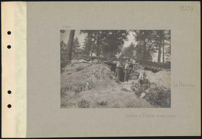 La Harazée. Soldats à l'entrée d'une cagna