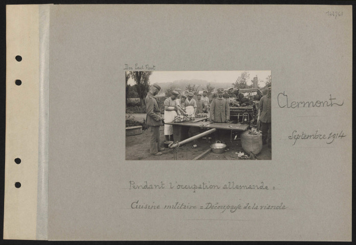 Clermont. Pendant l'occupation allemande : cuisine militaire : découpage de la viande