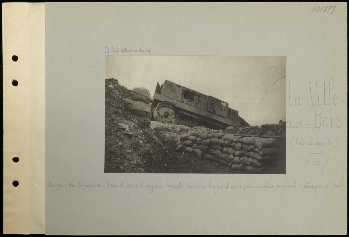 La Ville-aux-Bois (près et au nord). Boyau de Nemours. Char d'assaut ayant basculé dans le boyau et crevé par un obus pendant l'attaque d'avril