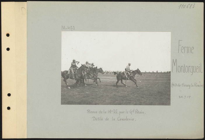 Ferme Montorgueil (nord-ouest de Fleury-la-Rivière). Revue de la 14e division d'infanterie par le général Pétain. Défilé de cavalerie