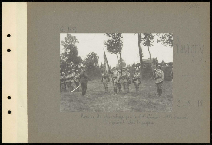 Flavigny. Remise de décorations par le général Gérard commandant la 8e armée. Le général salue le drapeau