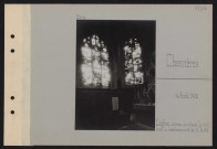 Chevrières. L'église : vitraux du chœur (de 1540) après le bombardement du 10 août