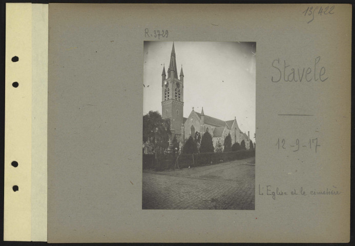 Stavele. L'église et le cimetière