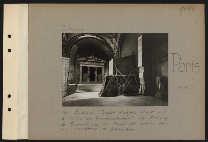 Paris. Au Panthéon. Dépôt d'objets d'art mis à l'abri du bombardement. La Victoire de Samothrace du musée du Louvre sous son armature de protection