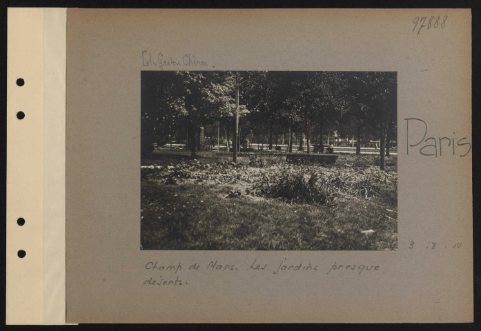 Paris. Champ-de-Mars. Les jardins presque déserts