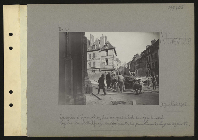 Abbeville. Service d'évacuation des œuvres d'art du front nord. Eglise Saint-Vulfran : enlèvement des vantaux de la grande porte
