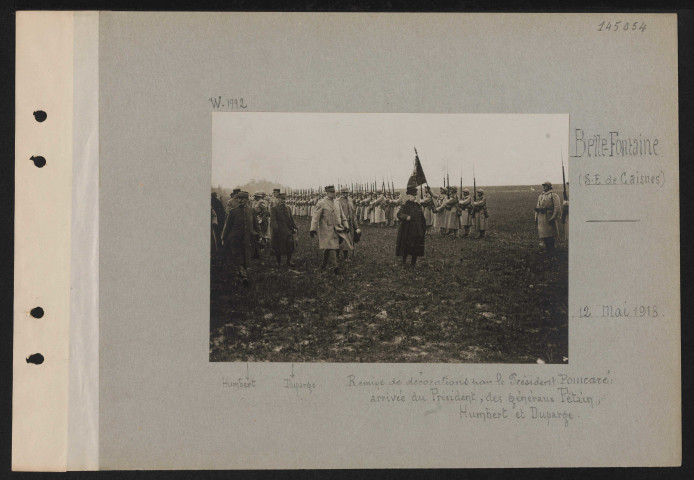 Belle-Fontaine (sud-est de Caisnes). Remise de décorations par le président Poincaré : arrivée du président, des généraux Pétain, Humbert et Duparge