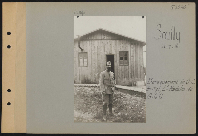 Souilly. Baraquement du QG. Au premier plan, lieutenant Madelin du GQG