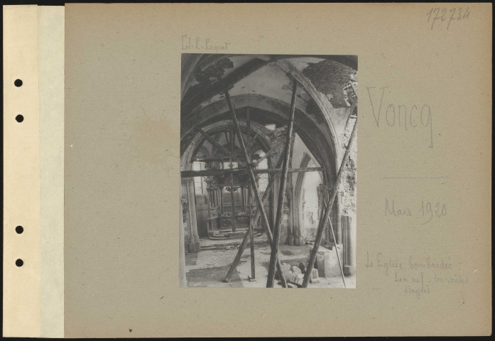Voncq. L'église bombardée. La nef, les voûtes étayées